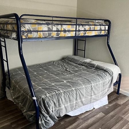 Peaceful 2Bed,1Bath Condo With Free Parking All Yours To Enjoy フレズノ エクステリア 写真