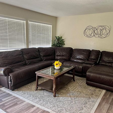 Peaceful 2Bed,1Bath Condo With Free Parking All Yours To Enjoy フレズノ エクステリア 写真