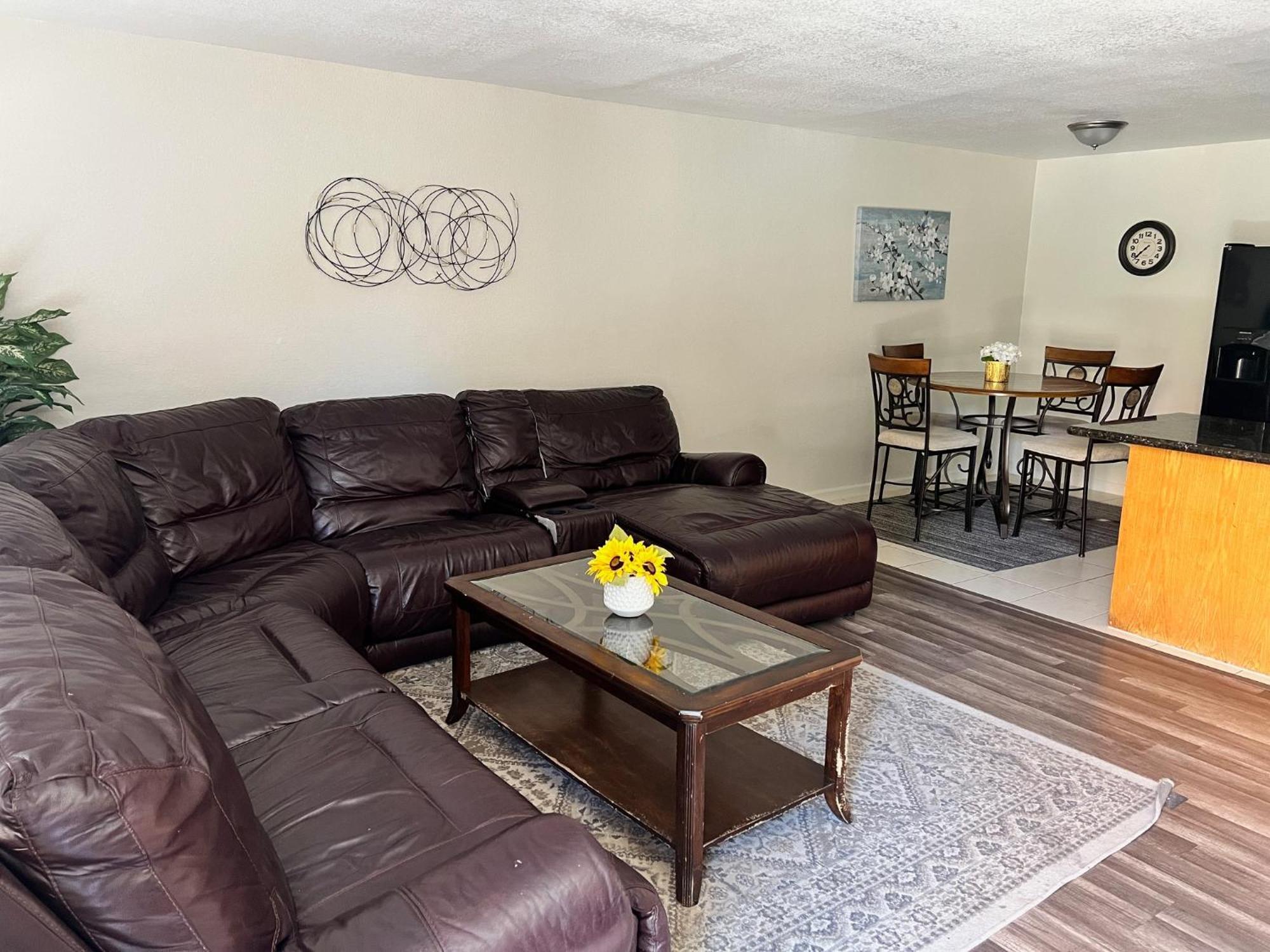 Peaceful 2Bed,1Bath Condo With Free Parking All Yours To Enjoy フレズノ エクステリア 写真